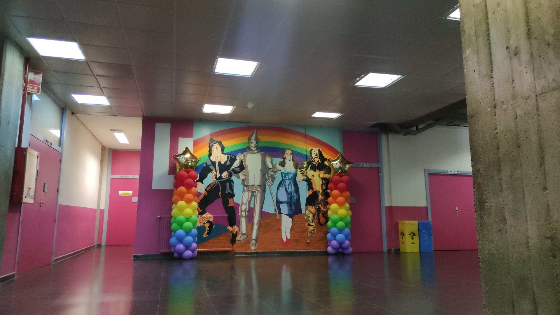 El Mago de Oz, protagonista del nuevo mural de Ciencias de la Información 